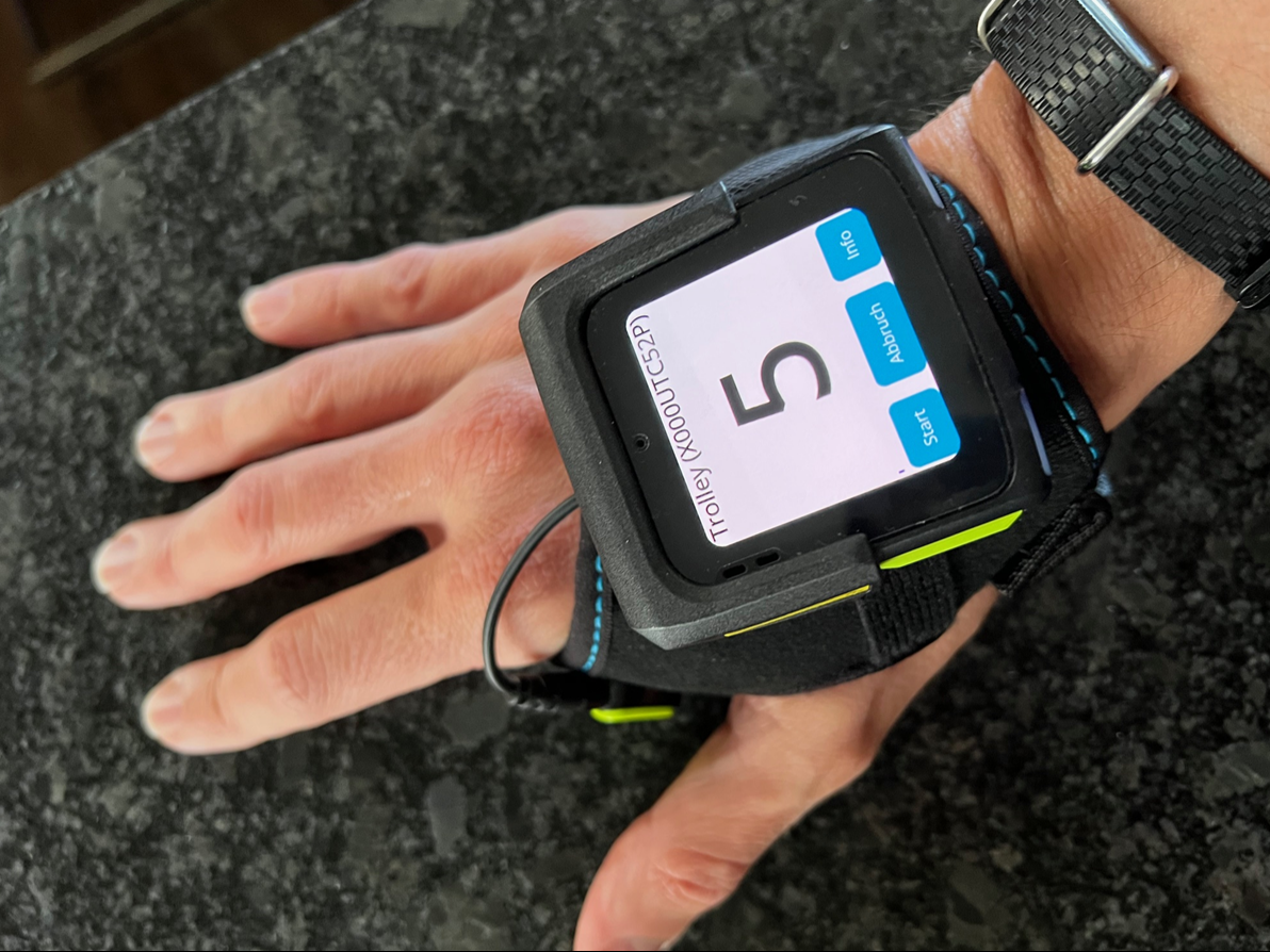 Zebra Handschuhscanner WS501 beim Scannen eines Bauteil-Barcodes