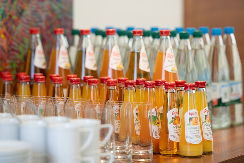 Foto: Gemütliche Runde beim IT-Stammtisch mit Getränken