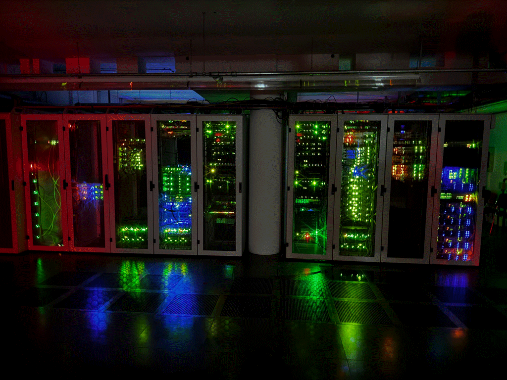 Konzeptdarstellung der opticom Cluster-Infrastruktur als digitale Netzwerk-Topologie